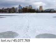 Пешеходная тропинка через Городской пруд по подтаявшему весеннему льду. Екатеринбург (2019 год). Стоковое фото, фотограф Алексей Иванов / Фотобанк Лори