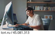 Web developer working on computer laughing. Стоковое AI-видео, аниматор Юрий Поздников / Фотобанк Лори