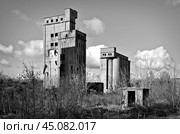 Громадные бетонные здания старого заброшенного элеватора на берегу Волги в 2014 году,, который  был снесен в 2022 г. Стоковое фото, фотограф Николай Белавин / Фотобанк Лори
