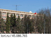 Вид на здание посольства Китайской Народной Республики. Москва, Россия. Около здания флагшток с красным флагом Китая. (2023 год). Редакционное фото, фотограф Андрей Степанов / Фотобанк Лори