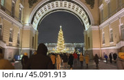 SAINT PETERSBURG, RUSSIA-December 25, 2023: Video of people walking to Palace Square decorated with Christmas tree through arch of General Staff building during Christmas and New Year winter holidays. Редакционное видео, видеограф Виктория Катьянова / Фотобанк Лори