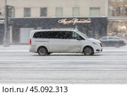 Minivan car Mercedes-Benz Vito Tourer driving on high speed along winter street during snowfall. Редакционное фото, фотограф Константин Григорьев / Фотобанк Лори