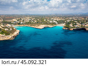 Залив и пляж Cala Anguila на острове Майрка в Средиземном мор. Стоковое фото, фотограф Александр Салук / Фотобанк Лори