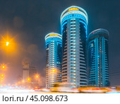 Новосибирск, Сибирь, Россия. Современные высотные здания с красивой подсветкой в ​​крупном российском городе. Вечерние сумерки. Длительная выдержка. (2018 год). Редакционное фото, фотограф Андрей Степанов / Фотобанк Лори