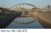 Вид на Американский мост (железнодорожный мост через Обводный канал) майским днем. Санкт-Петербург (2018 год). Редакционное видео, видеограф Виктор Карасев / Фотобанк Лори
