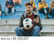 Домработница азиатской внешности застилает постель в современном гостиничном номере, символизируя индустрию гостеприимства. Стоковое AI-изображение, AI-художник Ярославский Максим / Фотобанк Лори