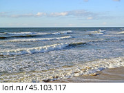Набегающие волны Балтийского моря летним днем. Калининградская область. Стоковое фото, фотограф Ирина Борсученко / Фотобанк Лори