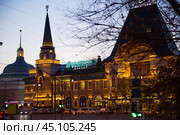 Yaroslavsky railway station in Moscow at night. Russia. Large letters on the facade - the inscription Yaroslavsky Station. Стоковое фото, фотограф Яков Филимонов / Фотобанк Лори