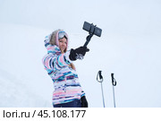 Девушка лыжница фотографирует себя на смартфон на лыжном склоне вне трассы. Блогер, спорт, зима. Стоковое фото, фотограф Терехова Марина / Фотобанк Лори