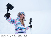 Девушка лыжница фотографирует себя на смартфон на лыжном склоне. Блогер, спорт, зима. Стоковое фото, фотограф Терехова Марина / Фотобанк Лори
