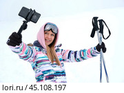 Девушка лыжница фотографирует себя на смартфон на лыжном склоне. Блогер, спорт, зима. Стоковое фото, фотограф Терехова Марина / Фотобанк Лори