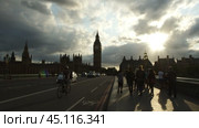 Tourists cross Westminster Bridge and head towards the Palace of Westminster, where they can admire the famous Big Ben. Туристы переходят Вестминстерский мост по направлению к Вестминстерскому дворцу и Биг Бэну. Редакционное видео, видеограф Валерий Тесаков / Фотобанк Лори