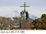 Памятник апостолам Петру и Павлу, город Петропавловск-Камчатский, Камчатский край, Россия. Вид на монумент апостолам с крестом в историческом центре Петропавловска-Камчатского на фоне вулкана. Туристическая достопримечательность. Редакционное фото, фотограф Андрей Степанов / Фотобанк Лори