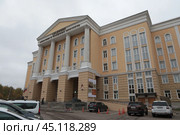 Рекламная вывеска на фасаде академии Андрияки выставки художников Виктора и Марины Орловых. Редакционное фото, фотограф Дмитрий Неумоин / Фотобанк Лори