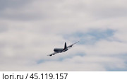 Airbus A380 performing maneuvers in the air. Редакционное видео, видеограф Данил Руденко / Фотобанк Лори