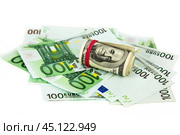 Доллары и евро на белом фоне. Крупный план.  euro and dollars on white background. Стоковое фото, фотограф Лариса Гордеева / Фотобанк Лори