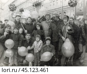 Групповой снимок советских трудящихся с детьми на первомайской демонстрации в 1980-е годы. Стоковое фото, фотограф Retro / Фотобанк Лори