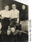 Фотография советской семьи в 1940-е годы. Стоковое фото, фотограф Retro / Фотобанк Лори