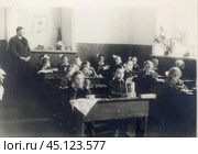 Советские школьники завтракают за деревянными партами классе в 1960-е годы. Стоковое фото, фотограф Retro / Фотобанк Лори