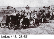 Выход тракторной группы на работу в коммуне "Ким" Ирбитского округа в 1930-е годы. Стоковое фото, фотограф Retro / Фотобанк Лори