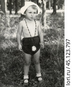 Портрет маленького мальчика в шортах и панаме на природе в 1950-е годы. Стоковое фото, фотограф Retro / Фотобанк Лори