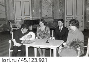 Торжественная регистрация новорожденного ребенка в органах ЗАГС в 1970-е годы. Стоковое фото, фотограф Retro / Фотобанк Лори