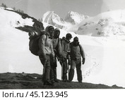Групповая фотография туристов в альпинистском снаряжении на фоне заснеженых гор. 1980-е годы. Стоковое фото, фотограф Retro / Фотобанк Лори