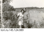 Мужчина обнимает женщину на берегу реки. 1970-е годы. Стоковое фото, фотограф Retro / Фотобанк Лори
