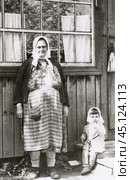 Пожилая женщина с маленькой девочкой на крыльце дома. 1970-е годы. Стоковое фото, фотограф Retro / Фотобанк Лори