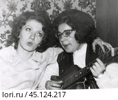 Девушки сидят обнявшись и поют под гитару, СССР, 1970-е. Стоковое фото, фотограф Retro / Фотобанк Лори