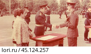 Военная присяга. Майор пожимает солдату руку, СССР, конец 1970-х-1980-е гг. Стоковое фото, фотограф Retro / Фотобанк Лори