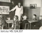 Воспитательница проводит занятие с детьми в детском саду, СССР, 1970-1980-е гг. Стоковое фото, фотограф Retro / Фотобанк Лори