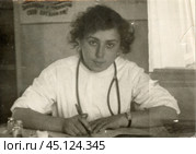 Женщина-врач за рабочим столом, СССР, 1960-е гг. Стоковое фото, фотограф Retro / Фотобанк Лори