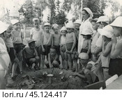 Дети стоят вокруг фонтанчика в песочнице, СССР, 1950-е гг. Стоковое фото, фотограф Retro / Фотобанк Лори
