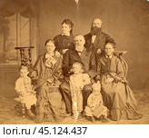 Семейное фото, конец XIX века. Стоковое фото, фотограф Retro / Фотобанк Лори