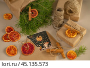 Новогодние подарки, декор, еловые ветки, открытка в конверте. Стоковое фото, фотограф Оксана Шведкова / Фотобанк Лори