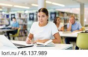 Smart female American student preparing for the exam. Стоковое фото, фотограф Яков Филимонов / Фотобанк Лори