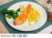 Baked salmon steak with French fries. Стоковое фото, фотограф Яков Филимонов / Фотобанк Лори