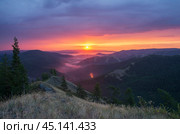 Красочный рассвет на Южном Урале. A colorful dawn in the Southern Urals. Стоковое фото, фотограф Евгений Романов / Фотобанк Лори