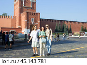 Три девушки на красной площади приехали по туристической путевке (2024 год). Редакционное фото, фотограф Роман Лукьянов / Фотобанк Лори