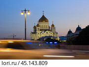 Храм христа спасителя в москве, вид с каменного моста в вечернее время (2024 год). Стоковое фото, фотограф Роман Лукьянов / Фотобанк Лори