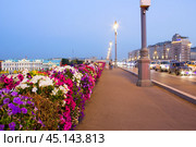 Цветы на большом каменном мосту в городе Москва (2024 год). Редакционное фото, фотограф Роман Лукьянов / Фотобанк Лори