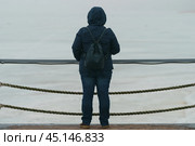Женщина стоит перед безмолвным белым снежным пространством. Стоковое фото, фотограф YuryKara / Фотобанк Лори