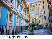 Шталмейстерский дворец, Малый Знаменский переулок, Москва (2023 год). Стоковое фото, фотограф Baturina Yuliya / Фотобанк Лори