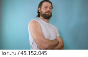 Smiling adult caucasian man show shoulder with band aid after injection. Bearded man in antiviral mask gesturing thumb up during coronavirus vaccination, approving of covid-19 immunization. Стоковое видео, видеограф Марина Демидюк / Фотобанк Лори