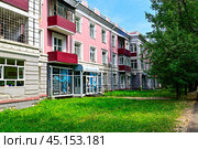 Город Иркутск. Трехэтажный дом. Улица Декабрьских событий, дом 87 (2024 год). Редакционное фото, фотограф Александр Тараканов / Фотобанк Лори
