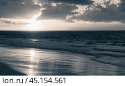 Atlantic ocean coastal landscape with shore waves under cloudy sky (2022 год). Стоковое фото, фотограф EugeneSergeev / Фотобанк Лори
