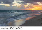 Sunrise over Atlantic ocean coast. Dominican republic, Bavaro beach (2022 год). Стоковое фото, фотограф EugeneSergeev / Фотобанк Лори