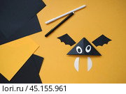 Летучая мышь из бумаги. Оригами. Поделка празднику Хэллоуин. Концепция "СДЕЛАЙ сам". Детское творчество. Шаг за шагом. Стоковое фото, фотограф Терехова Марина / Фотобанк Лори