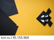 Летучая мышь из бумаги. Оригами. Поделка празднику Хэллоуин. Концепция "СДЕЛАЙ сам". Детское творчество. Шаг за шагом. Стоковое фото, фотограф Терехова Марина / Фотобанк Лори
